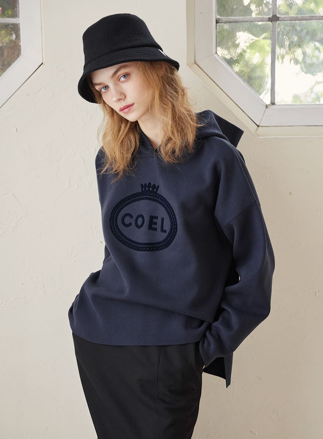 COEL Online Storeパイル刺繍ニットフーディ(F ブラウン): TOPS